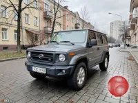 Крутой внедорожник, только из салона